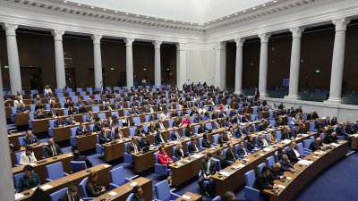 ПОСЛЕДЕН РАБОТЕН ДЕН ЗА ДЕПУТАТИТЕ: Гласуват увеличението на заплатите на военните