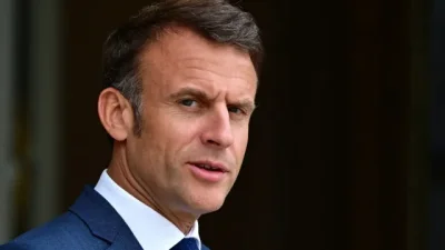 Politico: Предизборната кампания на Макрон се спъва, тъй като вълна от насилие връхлита Франция