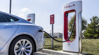 Tesla дава 500 млн. долара за повече зарядни станции