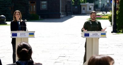 ВЪЗДУШНА ТРЕВОГА: Сирена прекъсна пресконференцията на Зеленски и Мецола в Киев (ВИДЕО)
