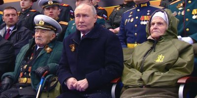 Ето коя се оказа жената, седнала до Путин по време на парада (СНИМКИ)