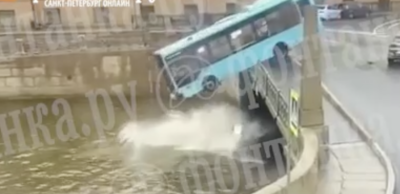 Пътнически автобус падна в река в центъра на Санкт Петербург (ВИДЕО)
