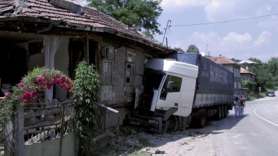 Тир се е врязал в къща във врачанското село