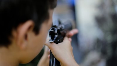Продължава разследването на дете, простреляло друго дете с револвер