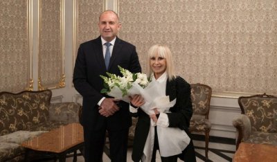 Звездната Лили Иванова получи почетния знак на президента (СНИМКИ)