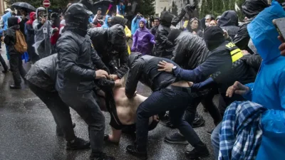 Нови сблъсъци между протестиращи и полиция избухнаха пред грузинския парламент (СНИМКИ + ВИДЕО)