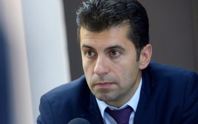 Кирил Петков във фейсбук: Бях на задната седалка, само си изкарах въздуха, съболезнования за загиналия шофьор