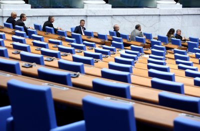 ЗАРАДИ ЛИПСА НА КВОРУМ: Провали се второто извънредно заседание