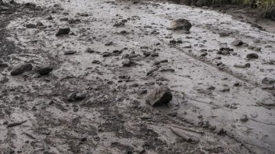 Кално свлачище затвори път в района на Велико Търново
