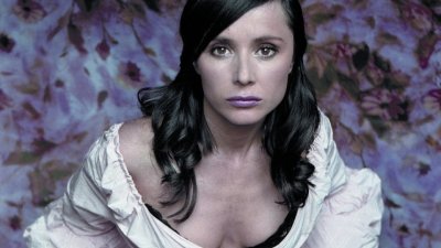 Перверзници звънят на Ирина Флорин: Дали са ми номера за секс услуги. Пъшкат ми в слушалката