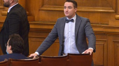 Мъникът с папийонката Божанков се оказа лихвар и скрабаджия