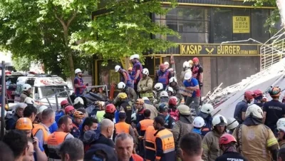 КОШМАР В ИСТАНБУЛ! Жилищна града се срути на оживена търговска улица, има затрупани хора