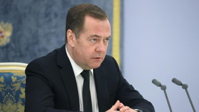 Дмитрий Медведев: Един посредствен актьор на име Джордж Клуни реши да използва фондацията си
