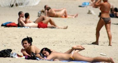 МОРАЛНА ПОЛИЦИЯ ТРЪГВА В БУРГАС: Без голи ц&bull;ци по плажа!