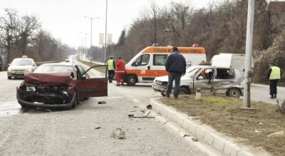 САМО ЗА ДЕН: Двама човека са загинали, а 22-ма са ранени при катастрофи в страната