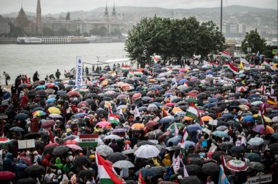 Хиляди в Унгария на марш срещу войната (ВИДЕО)
