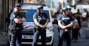 Трима души са ранени при нападение с нож в Лион