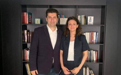 &bdquo;СКАНДАЛ&ldquo; ЗА ТЪПАЦИ: Излезе снимка на Кирил Петков с авторката на статията оплюваща България в Politico по поръчка на ПП
