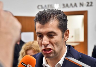 НЕВИЖДАНО НАХАЛСТВО! Без да заема абсолютно никакъв държавен пост, Кирил Петков коментира българската външна политика докато си развява тялото по света!