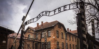Туристите се смеят и си правят селфита в музеите на концентрационните лагери и не само