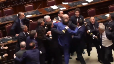 Напрежение в италианския парламент: След масов бой извадиха депутат с инвалидна количка (ВИДЕО)