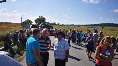 ПРОТЕСТ: Животновъдите блокираха Подбалканския път