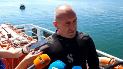 Президентът Румен Радев се включи в почистване на морското дъно край остров Света Анастасия
