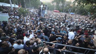 Aнтиправителствена демонстрация в Армения (СНИМКИ+ВИДЕО)