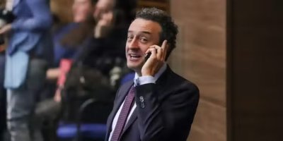 Лорер се появи в парламента облечен за час по физическо (СНИМКИ)
