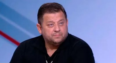 Кой си ти, че да предупреждаваш медиите, бе, нарцис безподобен?!
