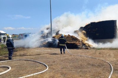 ПОЖАР НА ПЪТЯ: Камион със слама се запали в София (СНИМКИ)