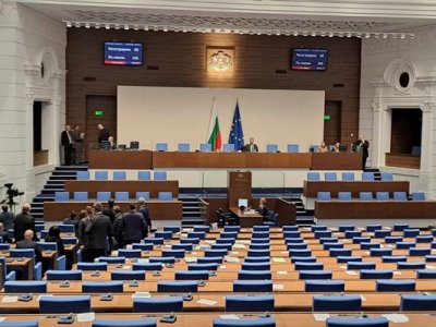 Изслушват министрите на финансите и на енергетиката в парламента