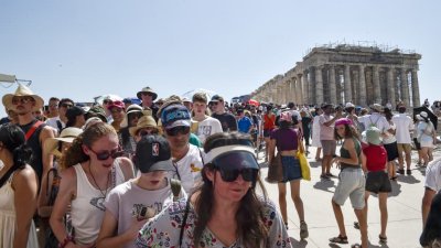 Извънредни мерки в Атина, предстои още по-гореща седмица в Гърция