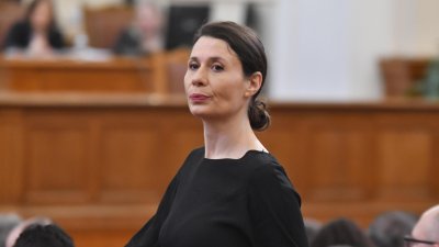 Депутатката Белобрадова се пусна без сутиен и набъбнали зърна в парламента (СНИМКА)