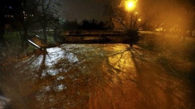 Силните бури във Франция и Швейцария отнеха живота на петима души (СНИМКИ)