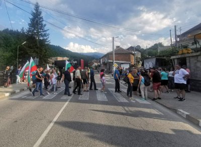 Протест срещу преминаването на тирове през Петрохан