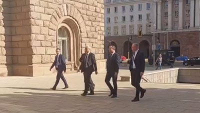 Костадинов и колегите му от &ldquo;Възраждане&rdquo; пристигнаха при президента за консултациите (ВИДЕО)