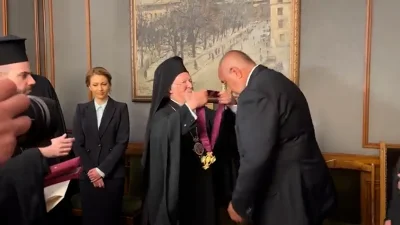 Вселенският патриарх Вартоломей награди лидера на ГЕРБ Бойко Борисов с най-високото отличие на Вселенската патриаршия