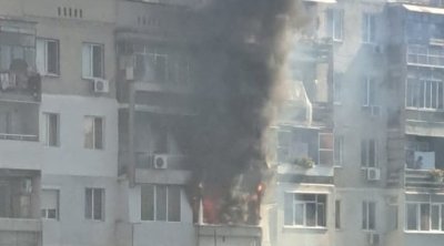 Пожар е избухнал в жилищен блок във Варна (СНИМКИ)