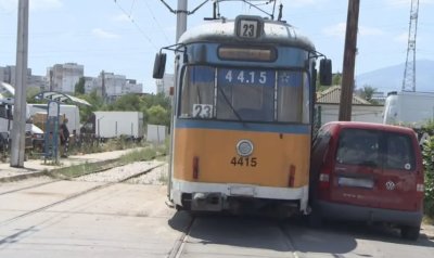 Tрамвай предизвиква катастрофа на оживено кръстовище в София