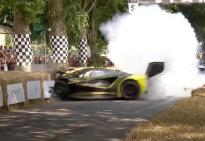 Супермодел на Lotus катастрофира веднага след старта си на Фестивала на скоростта в Гудууд (ВИДЕО)