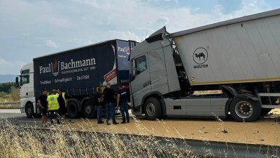 Ужас! Два ТИР-а се сблъскаха на АМ "Струма", един от водачите е загинал