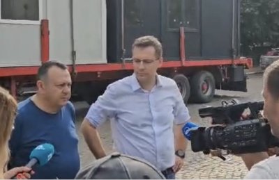 Дарение от мобилни къщи за самотно живеещи мъж и възрастна жена от Делян Пеевски в село Воден бе доставено днес