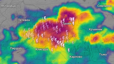 Пороен дъжд се изсипа над Троян (ВИДЕО)