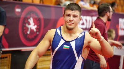 ПОВОД ЗА ГОРДОСТ: Сали Салиев с медал от европейското по борба