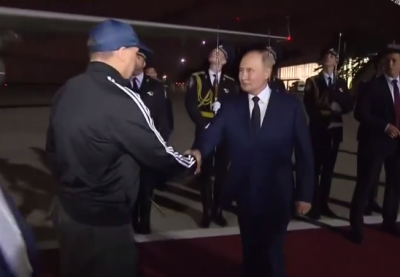 СЛЕД РАЗМЯНАТА НА ЗАТВОРНИЦИ: Путин посрещна лично руснаците, които се връщат в Москва