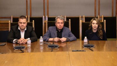 Само един от независимите депутати, напуснали "Величие", се яви на срещата с ИТН