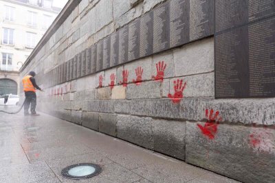 ДАНС задържа двама българи за оскверняване на Мемориала на Холокоста в Париж