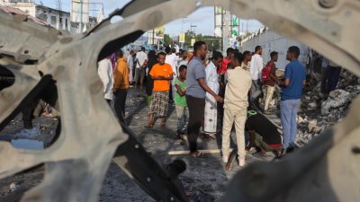 Самоубийствен атентат на плаж в Сомалия уби най-малко 32 души