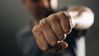 Две момчета счупиха челюстта на жена пред магазин в Перник